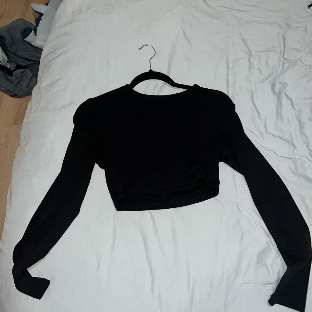Black long sleeve cropped top